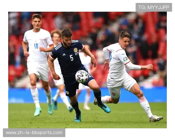 足球比赛中的压迫防守与防线调整策略